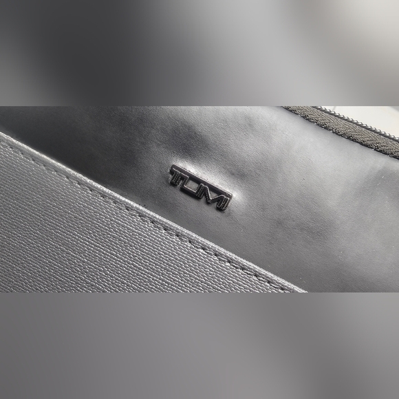 Tumi Delta Grey Vinyl Canvas Zip Top Small Make up Cosmetic Toiletry Travel Bag - Picture 4 of 10